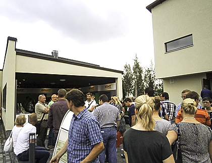 Villa ISOVER – Asuntomessujen yleisöä